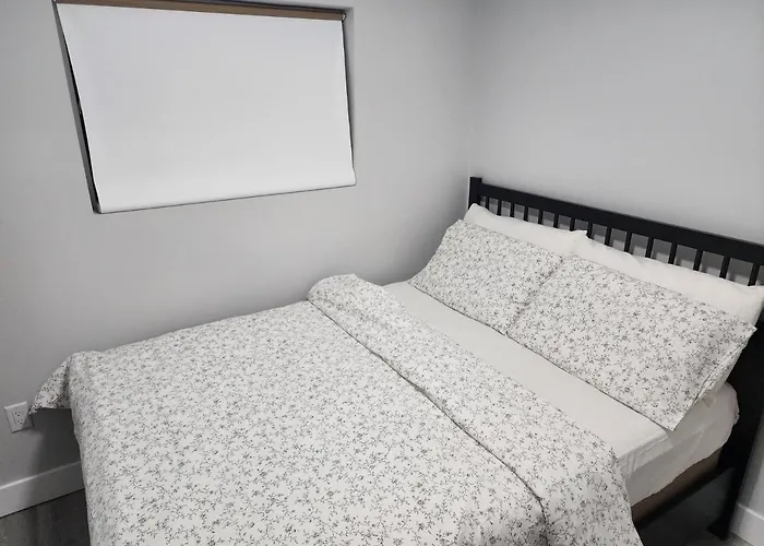 Blissfull Two Bedroom Suite Near Surrey Centre