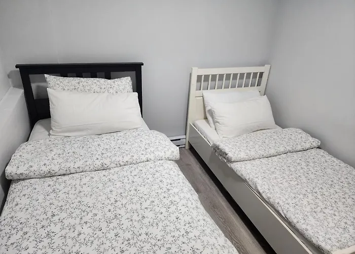Blissfull Two Bedroom Suite Near Surrey Centre